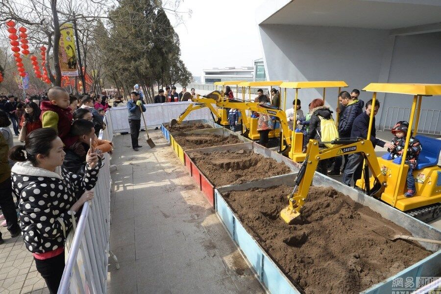 混凝土、娃娃版挖掘機(jī)、起重機(jī)