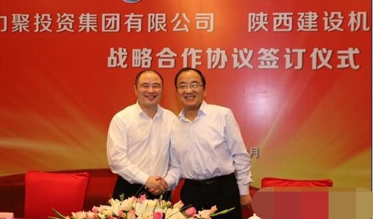 近日，陜建機械與安徽力聚簽訂戰(zhàn)略合作協(xié)議，陜建機械董事長楊宏軍，副總經(jīng)理、營銷總監(jiān)賀衛(wèi)東，安徽力聚投資集團董事長宋執(zhí)壽，黨支部書記陳邦勤以及安徽潤路公司總經(jīng)理杜永龍等單位領(lǐng)導(dǎo)出席了會議